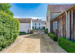 Ferme rénovée avec infrastructures équestres et prairies