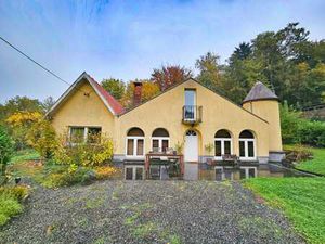 Villa à rénover dans la verdure