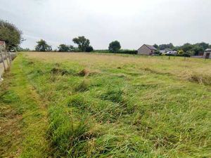Beau terrain à vendre  au calme  prox E40!