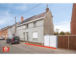 Verzorgde half-open bebouwing met oprit.