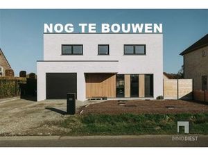 Villa op open bebouwing op 10a17ca met achterliggende weide van 52 11 are