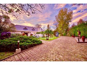 Villa Contemporaine et Raffinée au Coeur d'un Écrin de Verdur