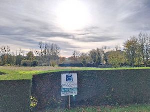 Bourg de Plénée Jugon  Terrain constructible de 1012 m² - Hors lotissement - Tous commerce