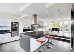 Maison d'exception  rénovée avec goût Terrasse et jardin