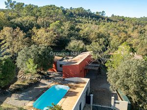 Villa d'architecte - 2 logements sur terrain de 16 000 m²