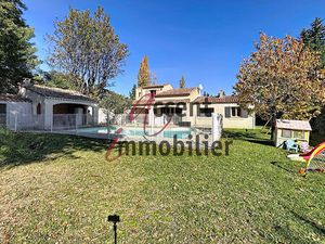 Villa rénovée des années 90 - 130 m² habitables sur jardin de 1115 m².