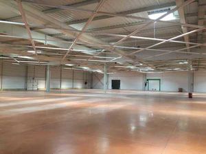 Local commercial d'une surface de 1200 m2 avec un bâti sous auvent de 550 m2  situé à prox