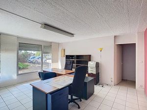 Vente locaux professionnels 45 m² à Carpentras (84200)  74 800 €