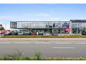 Nouveau immeuble professionnel dans un emplacement visible