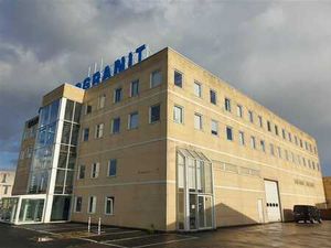 Magazijn met kantoorunit te Drongen