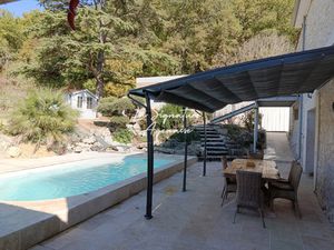 Une maison principale en pierre  élégante et lumineuse  pisc