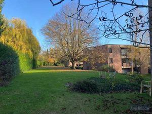 Uitstekend gelegen serviceflat met terras in het groen