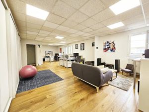 Espace bureaux 78m2 - Emplacement n°1 - Toutes commodités Gare RER E - BUS - Commerces - P