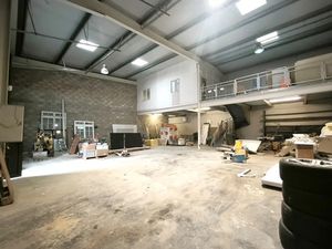 Local d'activité - 320m² - 2 portes sectionnelles - Deuil la Barre