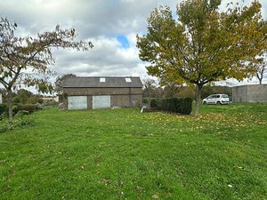 Garage sur terrain constructible  1400 m² !