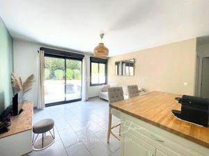 F2 UNIQUE SUR VAUJOURS AVEC TERRASSE DE 74 M²