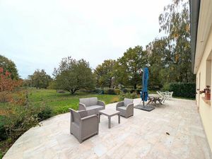 Maison individuelle récente avec garage et dépendance.