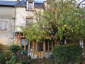 Maison de village mitoyenne de 7 pièces  117 m2  avec cours 