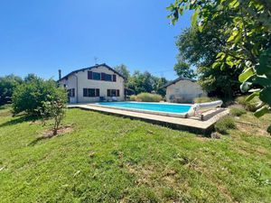 Maison de campagne avec piscine et dépendances
