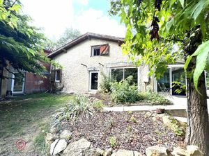 Propriété de 270m2 - avec dépendances - terrain attenant de 3557m2- proche de St Croix Vol