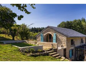 Maison au bord d'un lac