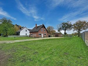 Op te frissen woning met 3 slaapkamers  op een groot perceel  eventueel 2 bouwplaatsen