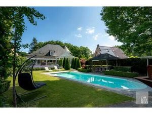 Karakteristieke villa met praktijkruimte en buitenzwembad op zuidgericht perceel van 1.565