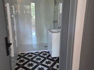 Grand studio avec grand balcon très lumineux refait à neuf