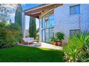 L'atelier d'artiste : une villa à fort potentiel en jardin bucolique