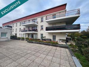 Appartement récent avec 2 balcons et 2 garages dans résidence sécurisée!