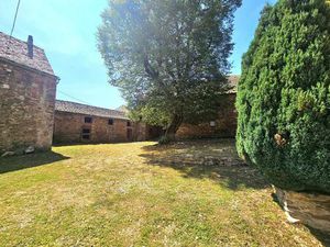 Superbe corps de ferme en pierres sur son terrain d'environ 6 200m²