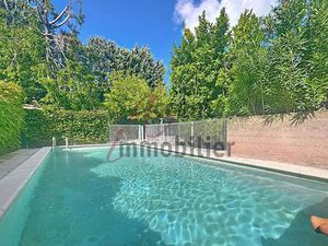 Maison avec jardin piscine et hangar.