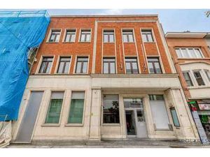 Grand immeuble de bureaux dans la rue commerçante de Vilvor