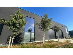 Récent entrepôt à louer sur la zone d'activités E17/4 à Lok