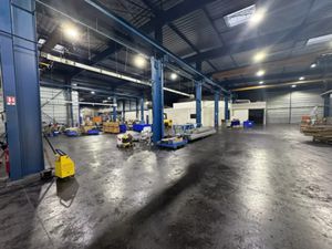 Entrepôt / local d'activités avec des ponts roulants et une grande hauteur sous plafond da