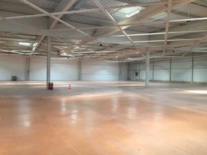 Deux cellules commerciales d'une surface de 1200 m2 et de 550 m2 disponible immédiatement 