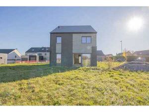 JOLIE MAISON GROS OEUVRE COUVERT ET FERME