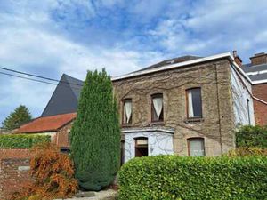 Bonne maison d'habitation avec garage et jardin séparés
