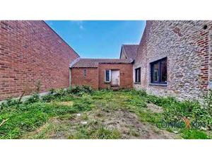 Bâtiment à rénover avec cour