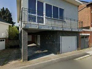 Bel immeuble divisé en 2 appartements distincts à Manage