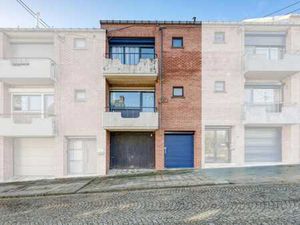 Maison avec jardin et garage.