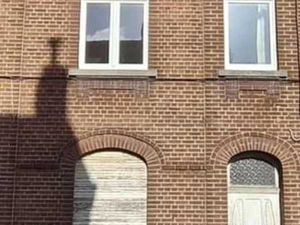 Une maison avec dépendances et jardin.