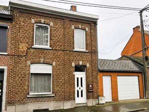 Spacieuse maison à rafraîchir dans une rue calme