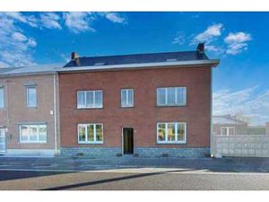 Maison 3 façades avec jardin  entrepôt et 3 garages