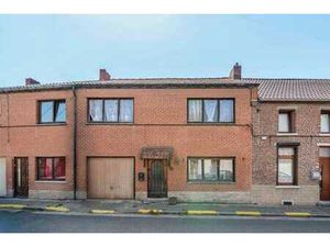 Maison à rénover entièrement avec garage et jardin