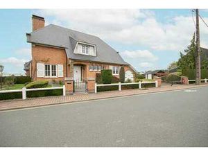 Villa de caractère avec vaste jardin et garages
