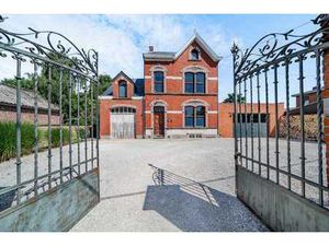 Maison de caractère à Stambruges avec atelier