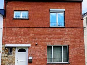 Spacieuse maison mitoyenne avec grenier  terrasse et garages