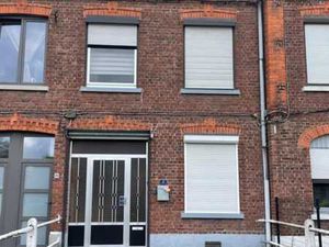 Maison d'habitation avec garage et jardin