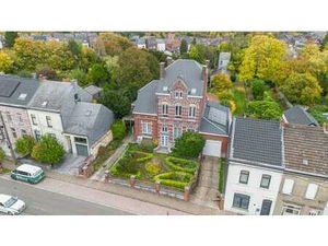 Vaste maison de Maître avec passage latéral et grandes dépen